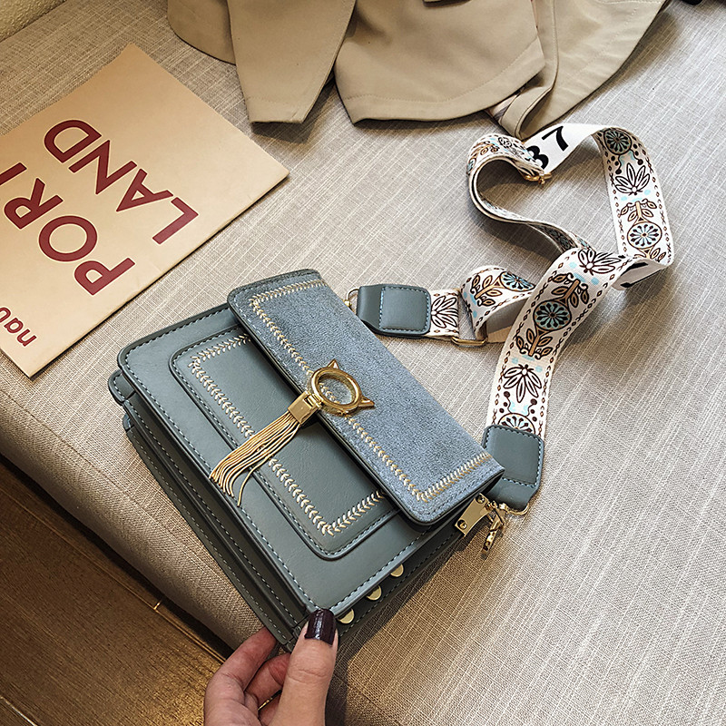 Fém díszítéssel ellátott női táska több színben