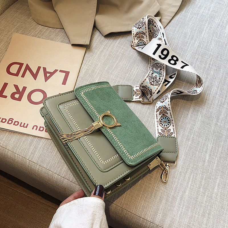 Fém díszítéssel ellátott női táska több színben