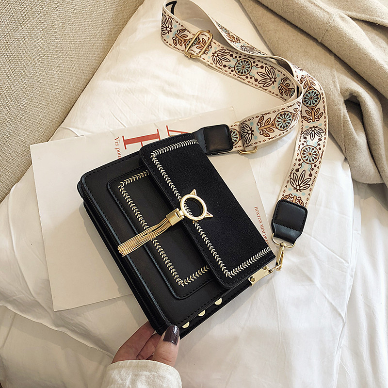 Fém díszítéssel ellátott női táska több színben