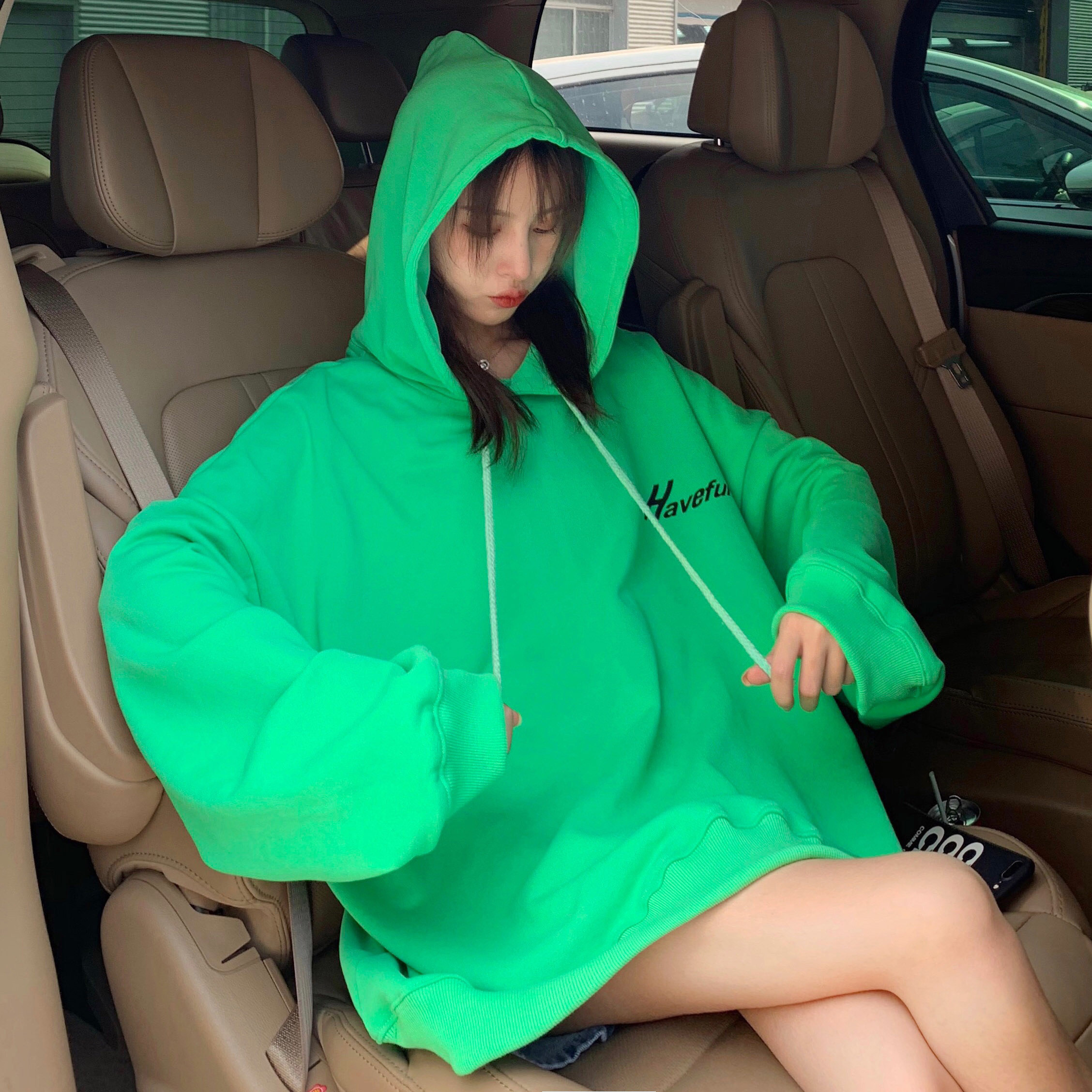 Széles női alkalmi blúz három színben kapucnival