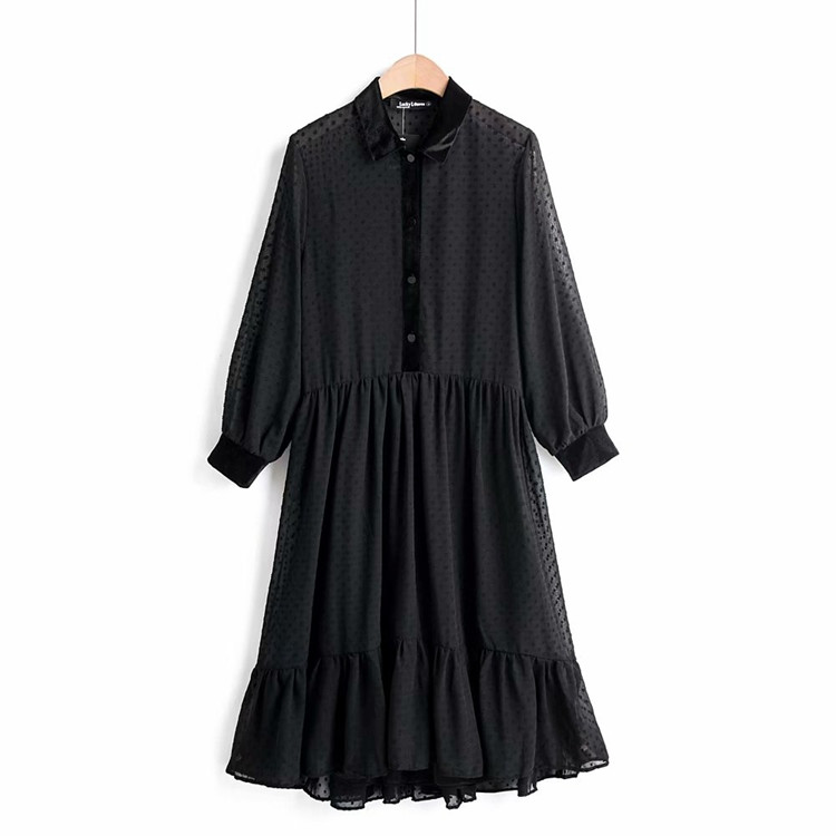 Дълга черна рокля с класическа яка и копчета - разкроен модел