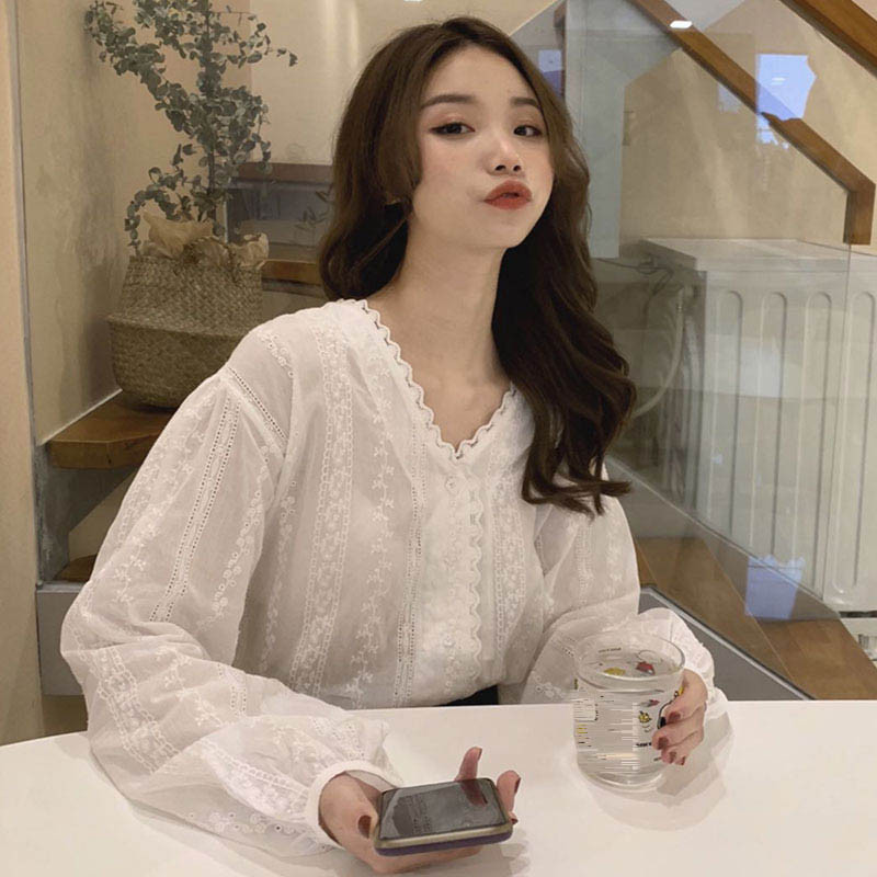 Модерна дамска риза в бял цвят и дълъг ръкав 