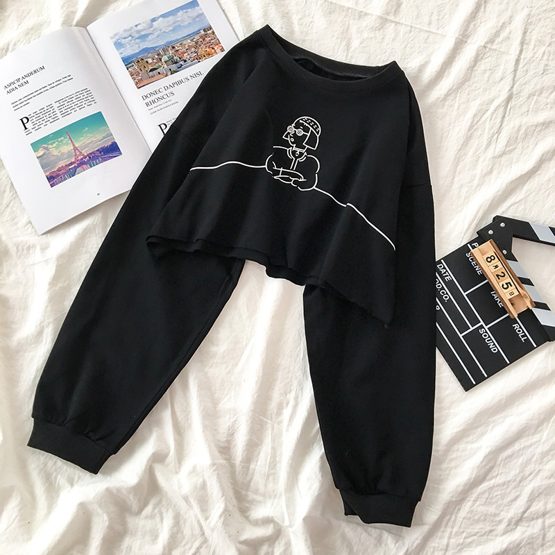 Σύντομη γυναικεία μπλούζα σε πέντε χρώματα με εφαρμογή