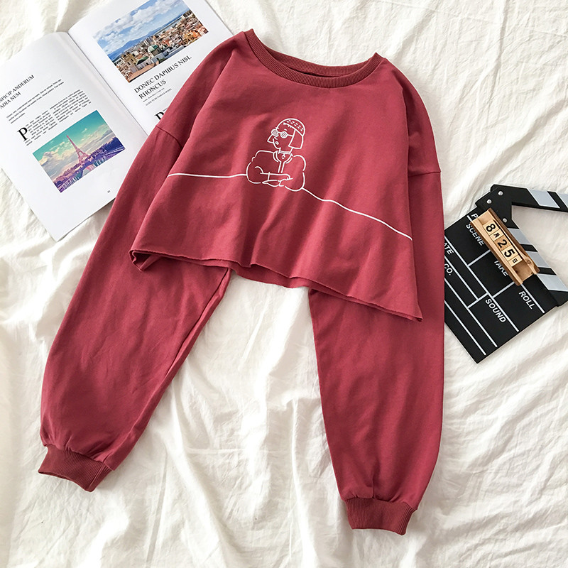 Σύντομη γυναικεία μπλούζα σε πέντε χρώματα με εφαρμογή