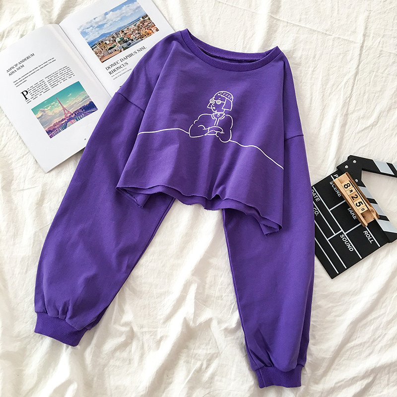 Σύντομη γυναικεία μπλούζα σε πέντε χρώματα με εφαρμογή