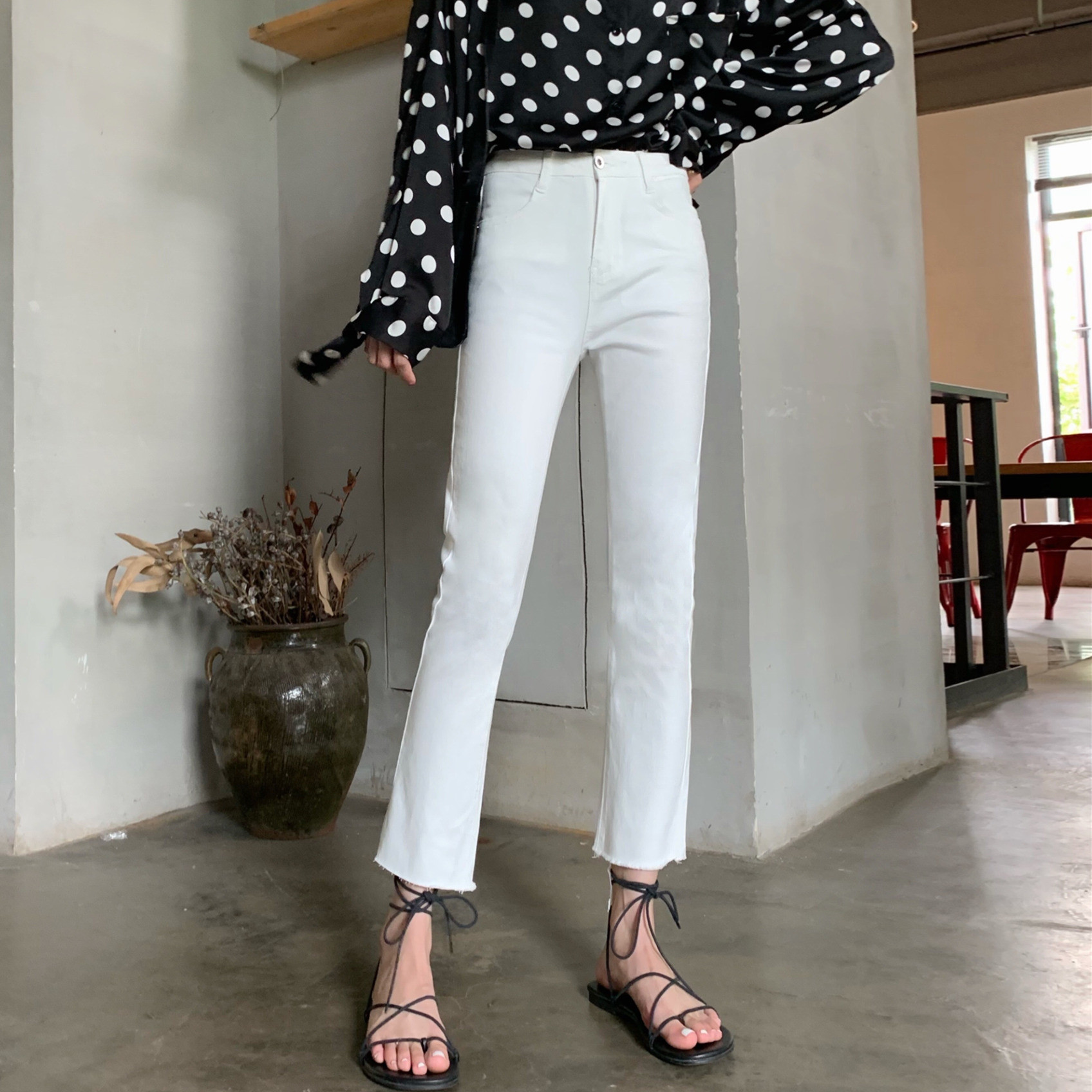 Дамски актуални панталони в черен и бял цвят с висока талия