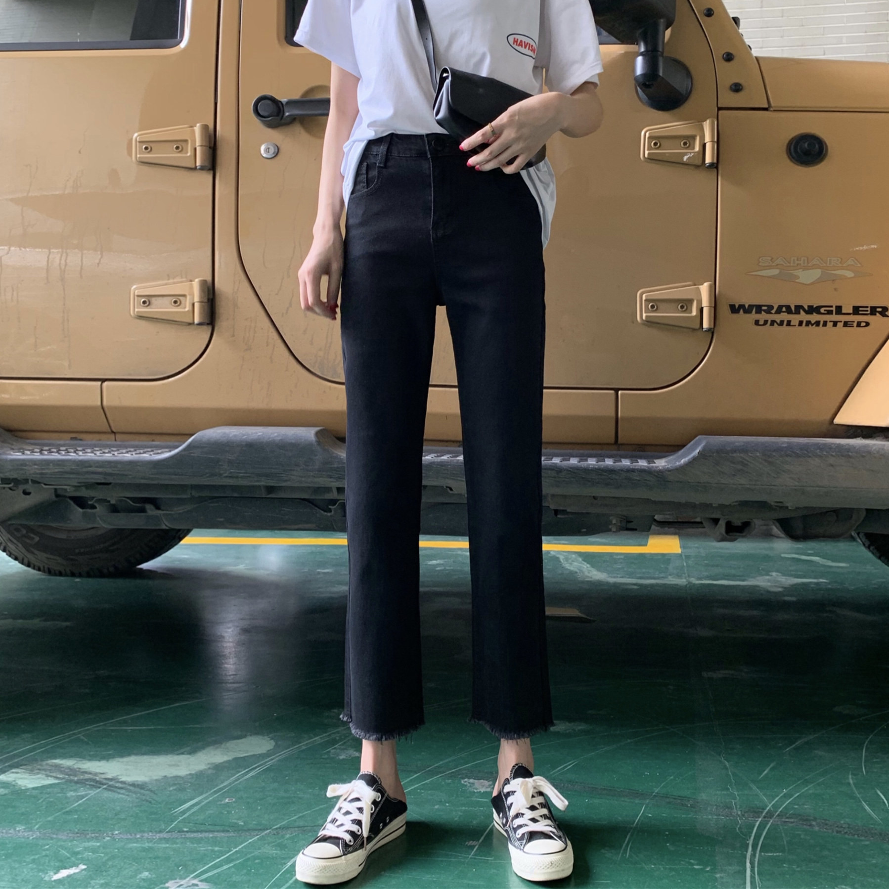 Дамски актуални панталони в черен и бял цвят с висока талия