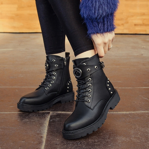 Női topik bőrcsizma durva talppal, fekete színben