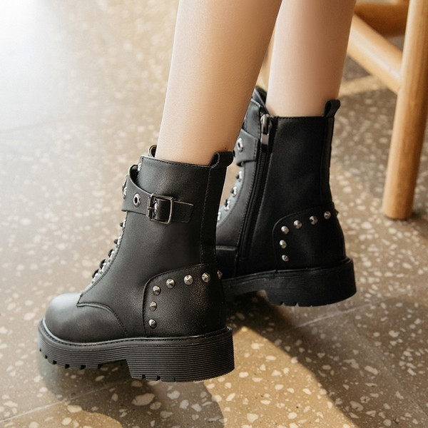 Női topik bőrcsizma durva talppal, fekete színben