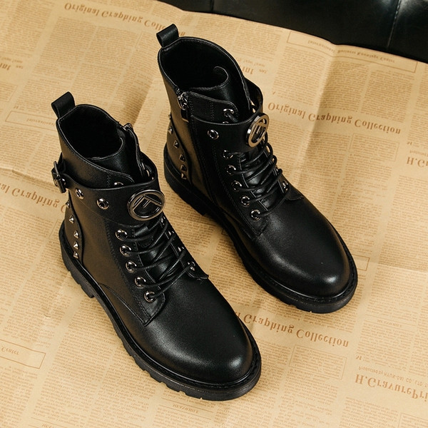 Női topik bőrcsizma durva talppal, fekete színben