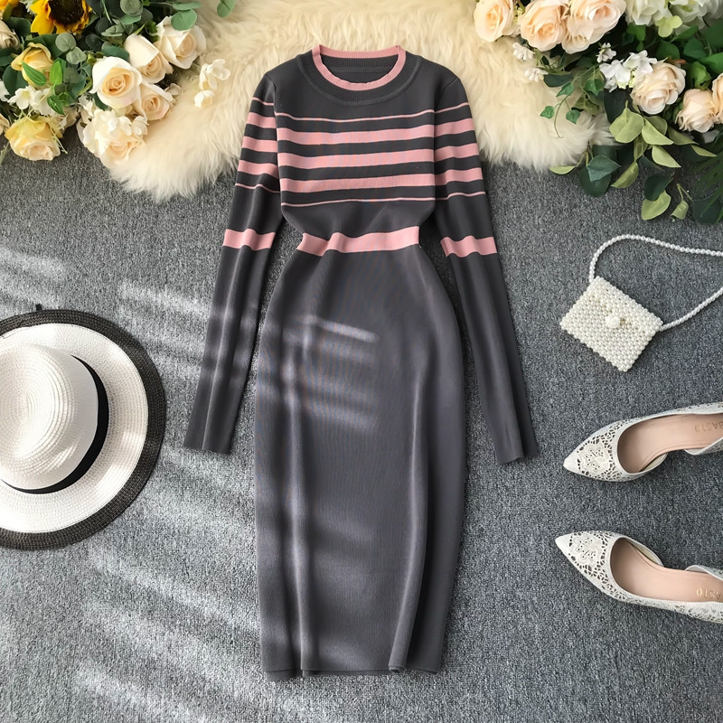 Hosszú ujjú, O-nyakú női ruha