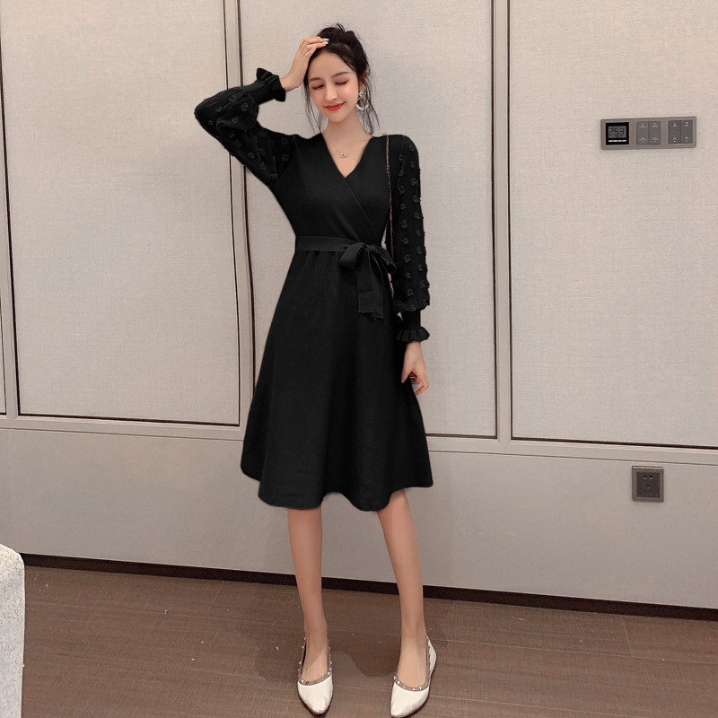 Rochie modernă de damă cu decolteu spitz și mâneci lungi