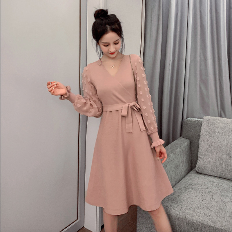 Rochie modernă de damă cu decolteu spitz și mâneci lungi