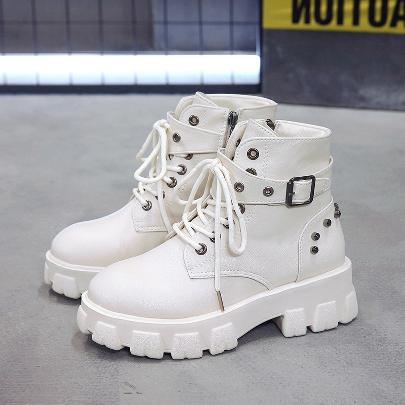 Γυναικείες μπότες για το φθινοπώρο με τραχιά σόλα και κορδόνια σε μαύρο και μπεζ ρώμα