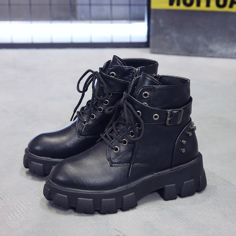 Γυναικείες μπότες για το φθινοπώρο με τραχιά σόλα και κορδόνια σε μαύρο και μπεζ ρώμα