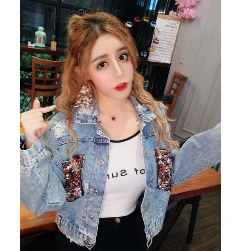 Κοντό τζιν μπουφάν σε μπλε χρώμα με τσέπες και παιέτες