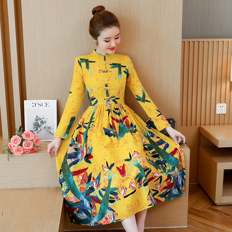 Rochie elegantă de damă cu mâneci lungi și imprimeu floral în roșu, galben, verde și negru