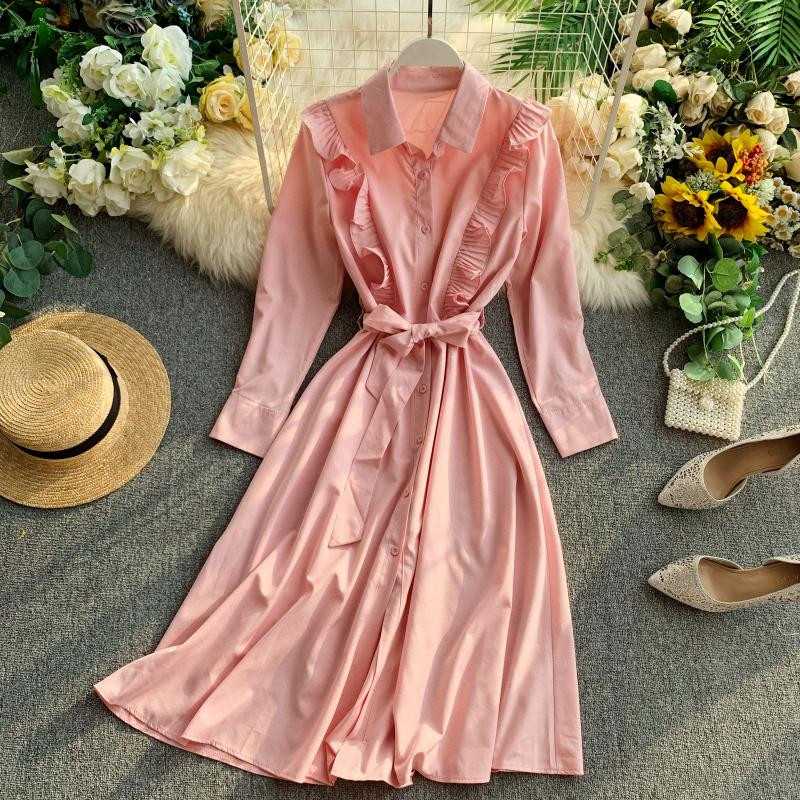 Modern női ruha gallérral és övvel több színben