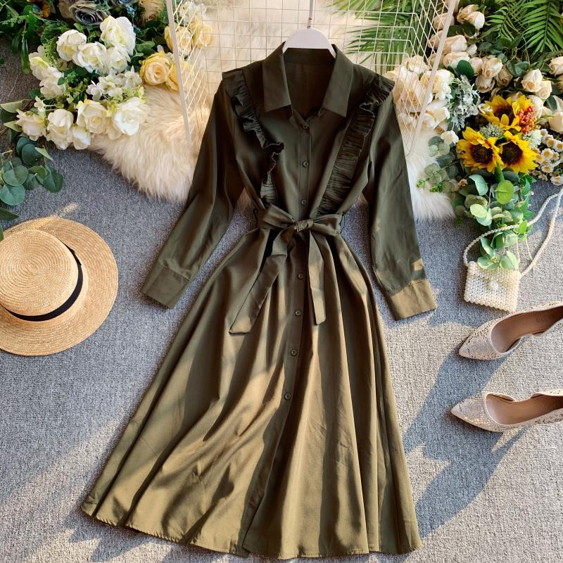 Modern női ruha gallérral és övvel több színben