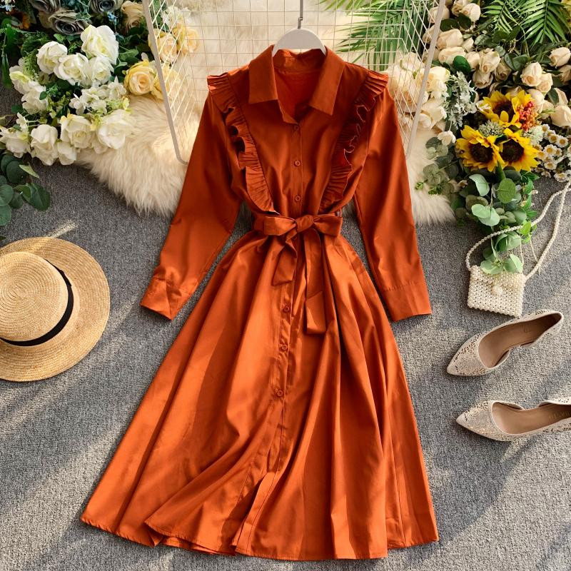 Modern női ruha gallérral és övvel több színben