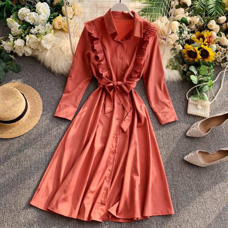 Modern női ruha gallérral és övvel több színben