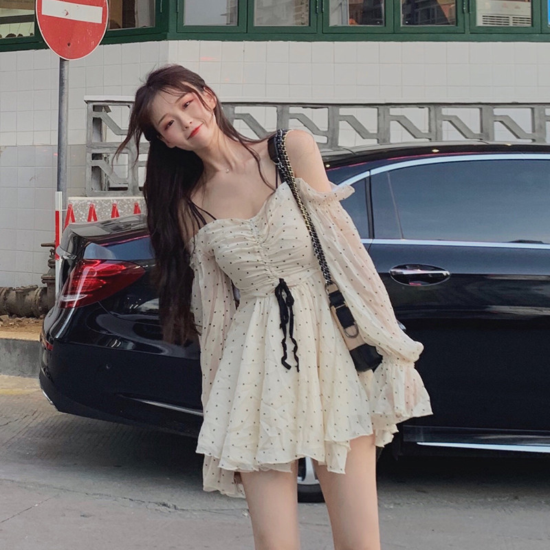 Rochie scurtă de damă cu mâneci lungi și umerii căzuți