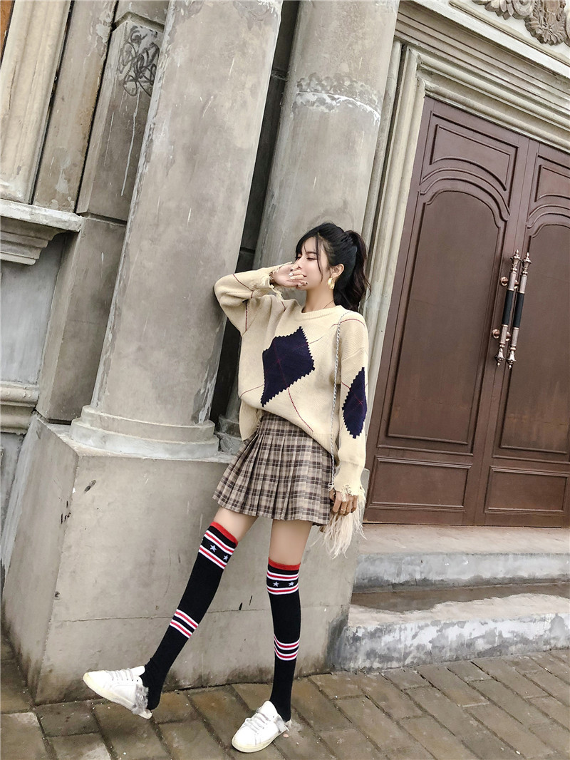 Női pulóver és rakott szoknya szett