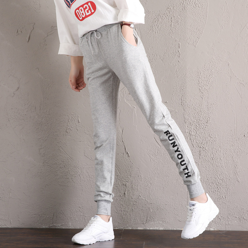 Női sportnadrág fekete, sötétkék és szürke színben, felirattal