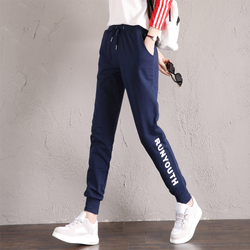 Női sportnadrág fekete, sötétkék és szürke színben, felirattal