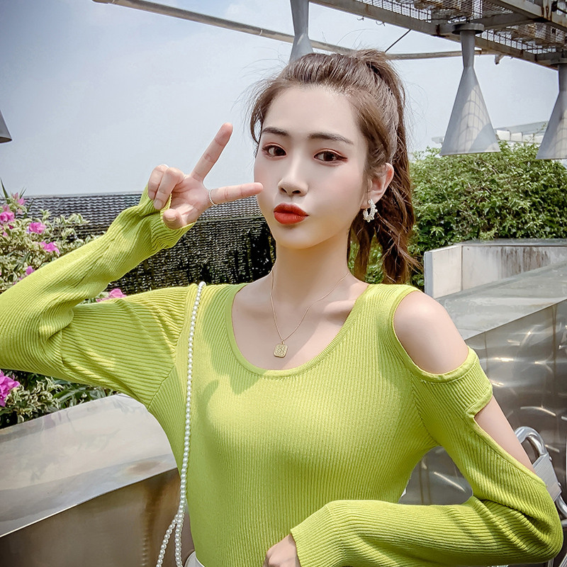 Modern női blúz modell, csupasz váll