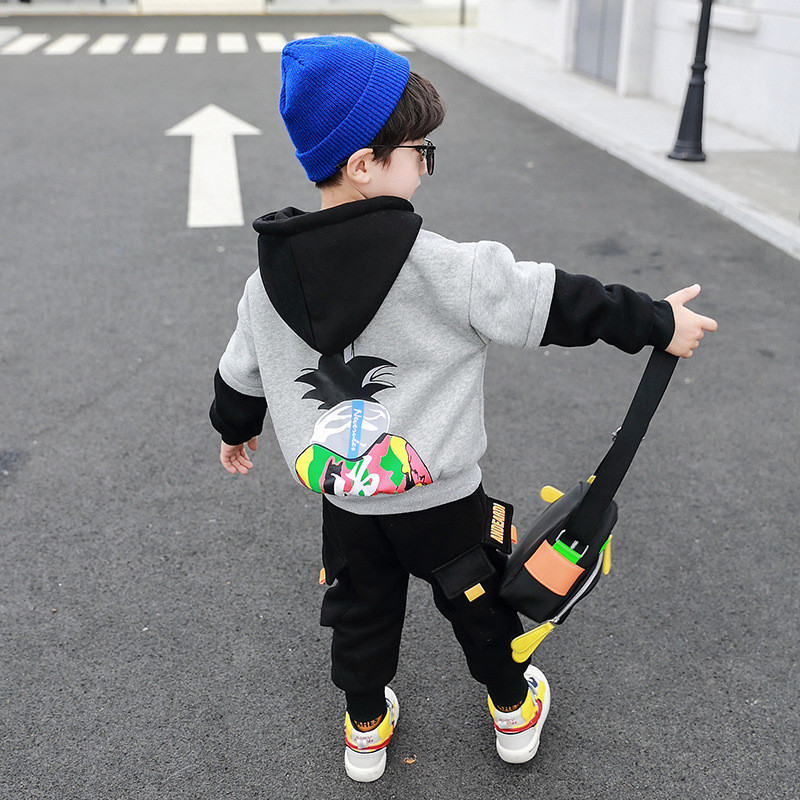 Új modellű gyerek pulóver kapucnival és rátéttel három színben fiúknak