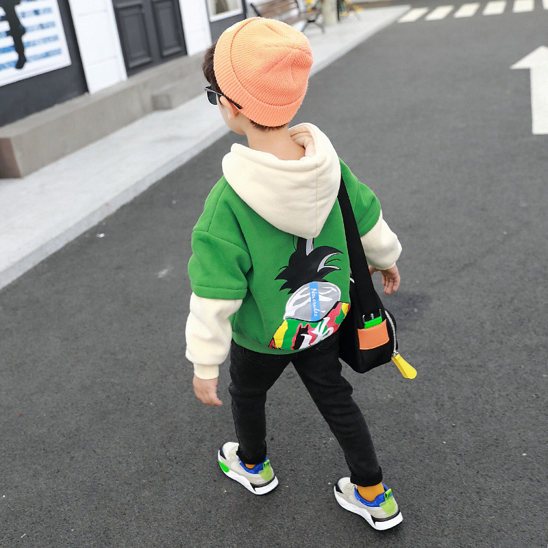 Új modellű gyerek pulóver kapucnival és rátéttel három színben fiúknak