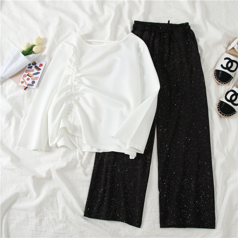 Ежедневен дамски комплект включващ бяла блуза с връзки и черен панталон с лъскав ефект