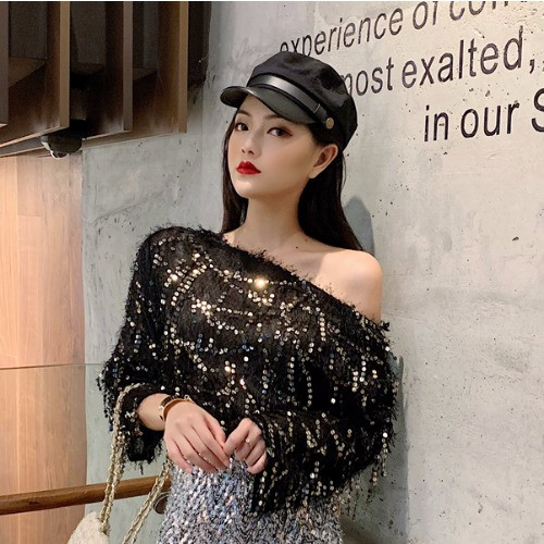 Modern női fekete blúz vagy rövid szoknya flitterekkel