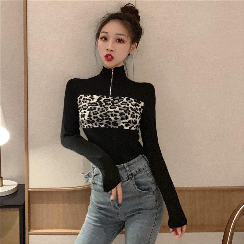 Női testhezálló cipzáras blúz fehér és fekete színben, állatmintával