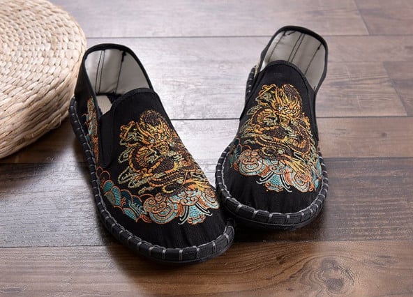 Modern női mokaszin színes hímzéssel, lapos talppal, két színben