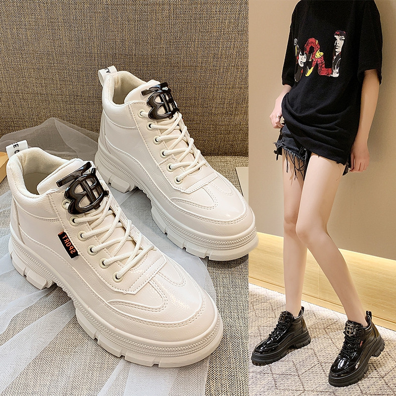 Γυναικεία casual  μπότες με ψηλή πλατφόρμα και κορδόνια σε λευκό και μαύρο χρώμα