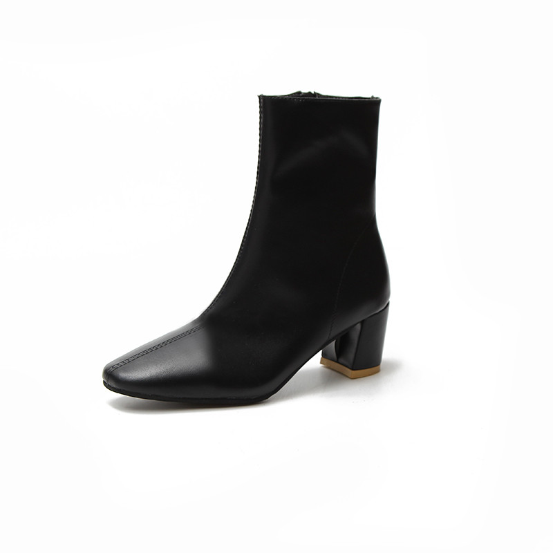 Stílusos női csizma vastag sarkú fekete-fehér színben