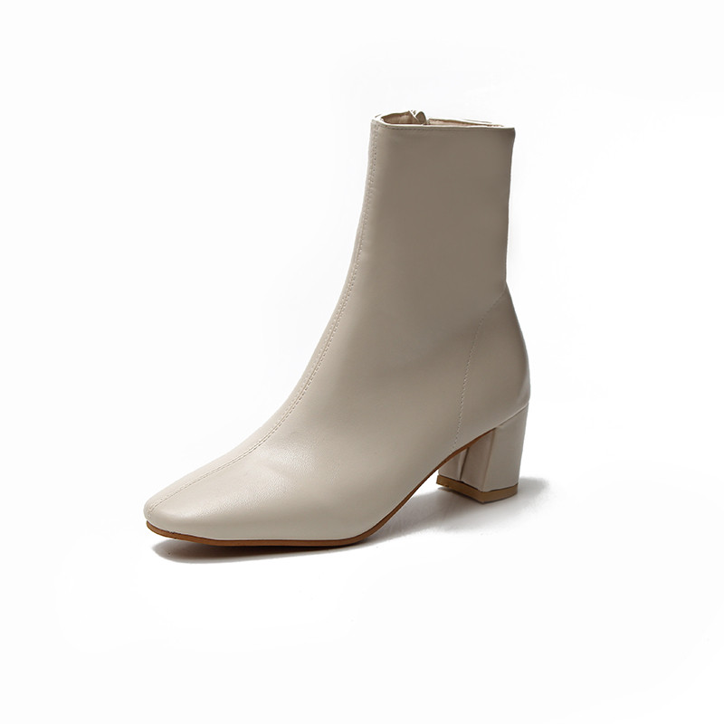 Stílusos női csizma vastag sarkú fekete-fehér színben