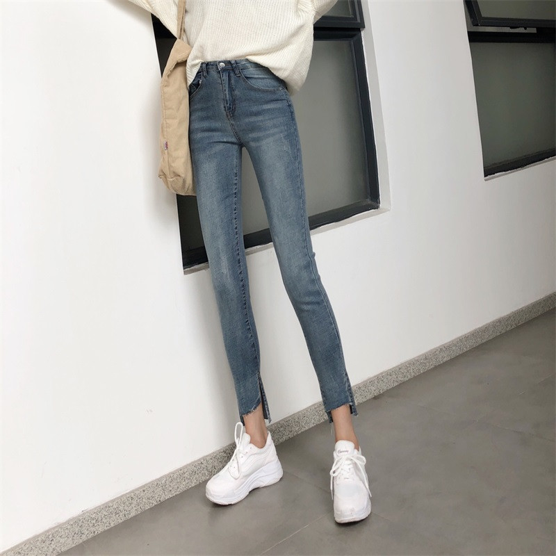 Kék színben szakadt hatású, modern női Slim farmer