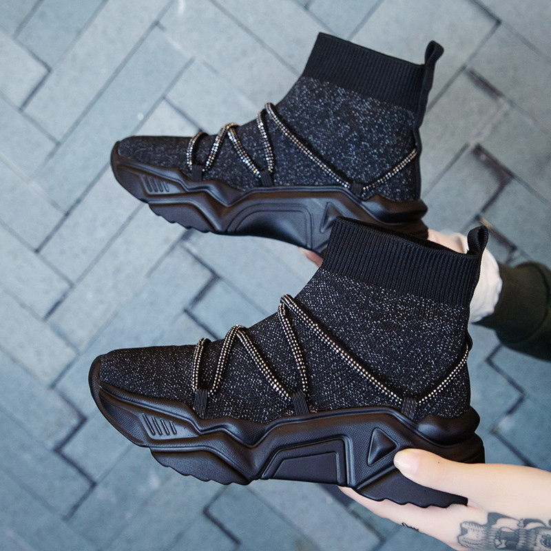 Új, durva talpú női tornacipő modell