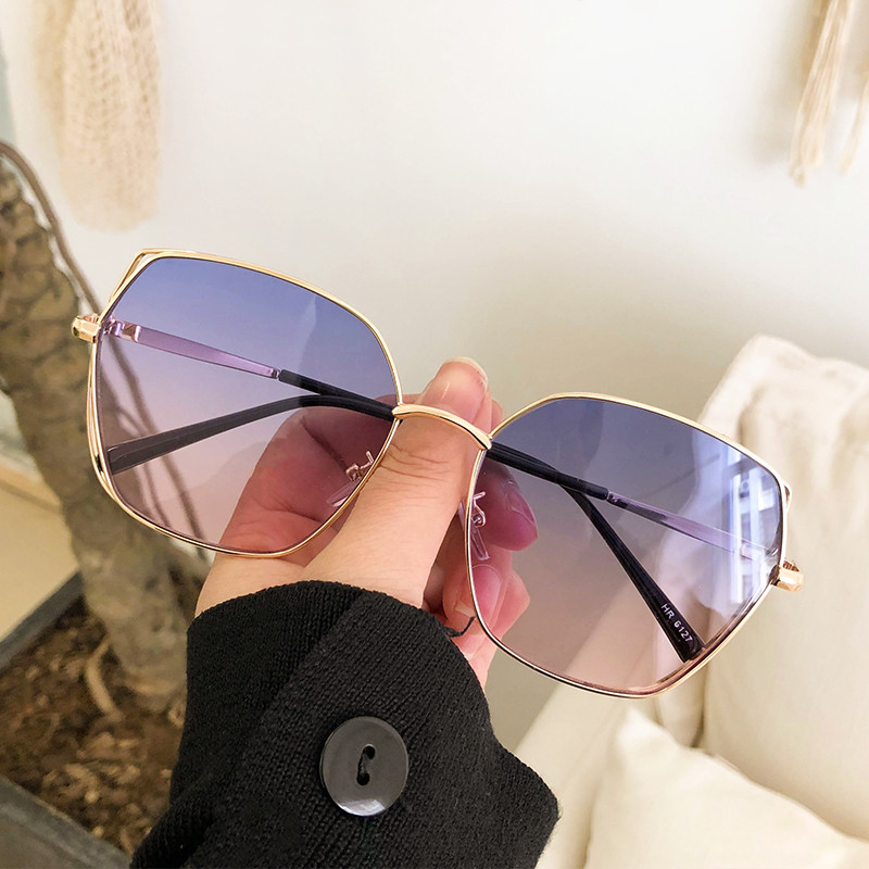 Női szemüvegek különböző színekben