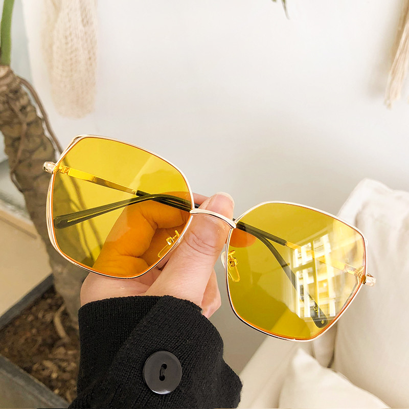 Női szemüvegek különböző színekben