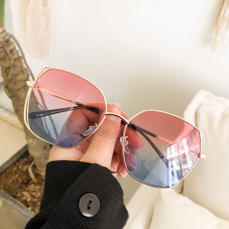 Női szemüvegek különböző színekben