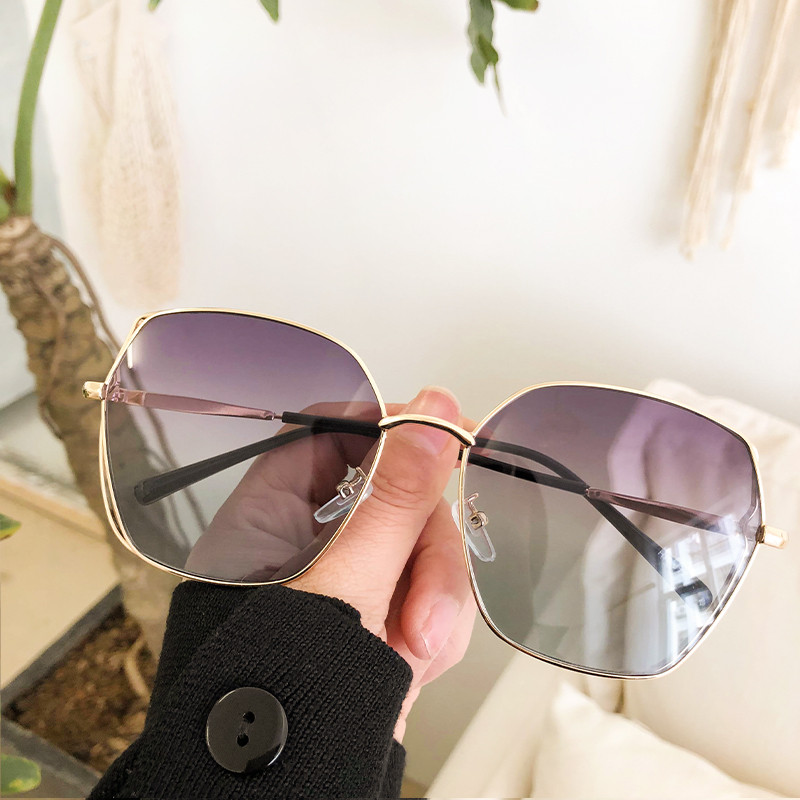 Női szemüvegek különböző színekben