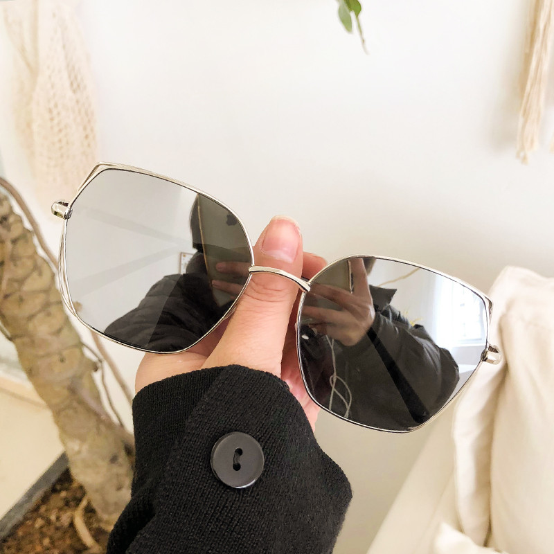 Női szemüvegek különböző színekben