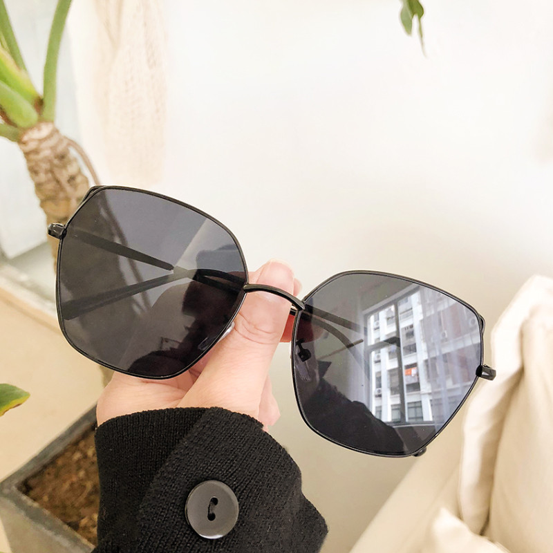 Női szemüvegek különböző színekben