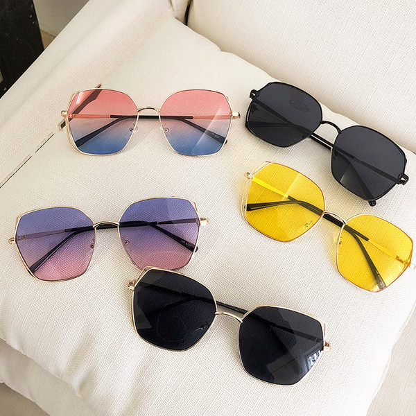 Női szemüvegek különböző színekben