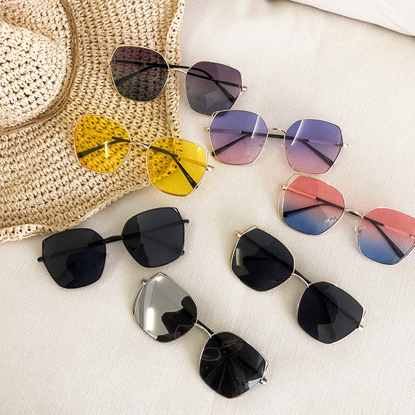 Női szemüvegek különböző színekben