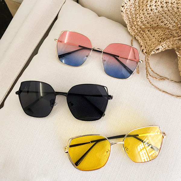 Női szemüvegek különböző színekben